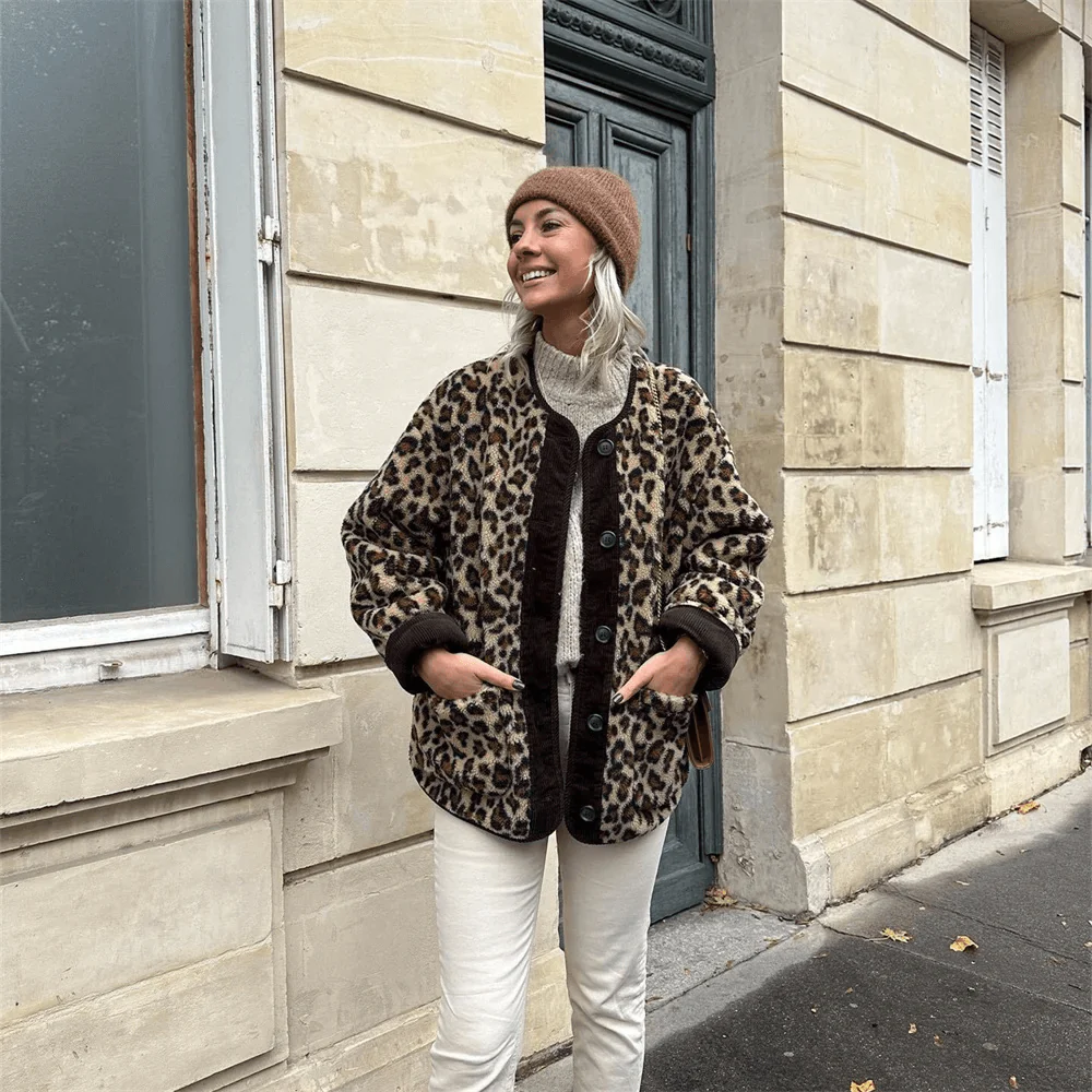Faux fur jas | Oversized jas met opvallende print en knopen | RAYA